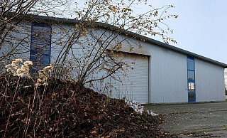 In dieser Lagerhalle in einem Hüllhorster Industriegebiet soll der Engeraner Reinhard M. den Unternehmer Jörg D. umgebracht haben. - Heike von Schulz