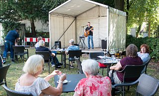 Mathias Nagel, Singer-Songwriter aus Schloss Holte-Stuckenbrok, spielt sein Konzert in der Mittagszeit. Normalerweise finden die Sommerspecials am frühen Abend oder nachmittags statt. - Ralf Bittner