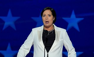 Trumps ehemalige Pressesprecherin Stephanie Grisham auf dem Demokraten-Parteitag. - J. Scott Applewhite/AP/dpa