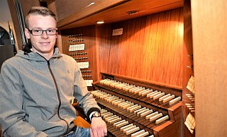 Erik Strohmeier übt pro Tag acht bis neun Stunden. Dass die Orgel, an der er die Sonntagsgottesdienste spielt, über drei Manuale verfügt, bezeichnet der 20-Jährige als durchaus ungewöhnlich für den Helpuper Kirchraum. - Karin Prignitz