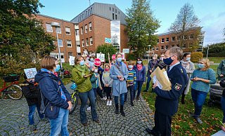 Die Kinder protestieren am Präsidium an der Kurt-Schumacher-Straße mit selbstgebastelten Schildern für ihre Radfahr-Ausbildung. Elternvertreter verschiedener Grundschulen übergeben Bertram Welsing, Leiter der Direktion Verkehr der Bielefelder Polizei, gesammelte Unterschriften fürs Verkehrstraining. - Foto: Andreas Zobe