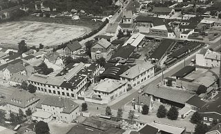 Das Areal des Maschinenbauers Imrer & Elze an der Stein- und der Bretienbachstraße. Im Hintergrund ist die noch zweispurige Mindener Straße und der große Fußballplatz zu sehen. Das Foto ist um 1960 entstanden. - Stadtarchiv Bad Oeynhausen