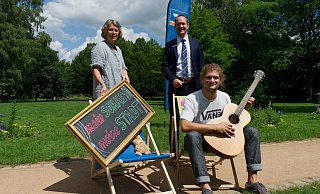 Gerlinde Behrendt (Kultur gGmbH), Christian Lampart (Volksbank) und Yannik Seeberg (Pro Herford) freuen sich auf das Kulturprogramm für Groß und Klein in Herford. - Pro Herford