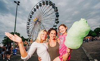 Ein bisschen Libori-Feeling genießen Alexandra Pingel (v. l.), Michelle Hartmann und die achtjährige Lina auf dem Maspernplatz. - Besim Mazhiqi