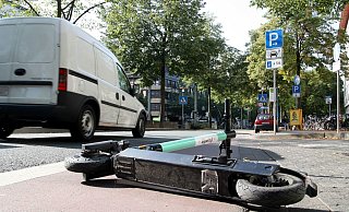 Ein umgekippter Roller des Anbieters TIER (Symbolfoto). - Symbolfoto: Jens Reichenbach