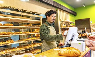 Etwa 30 Prozent der Kunden der Gütersloher Bäckereien Glasenapp und Birkholz zahlen aktuell mit Karte. - picture alliance / imageBROKER