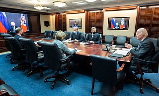 US-Präsident Joe Biden (r) spricht per Videogeschalte mit Kremlchef Wladimir Putin. - Foto: Adam Schultz/White House/Planet Pix via ZUMA Press Wire/dpa