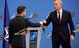 Nato-Generalsekretär Jens Stoltenberg (r) und Wolodymyr Selenskyj, Präsident der Ukraine, nach einer Pressekonferenz im Nato-Hauptquartier. - Foto: Olivier Matthys/AP/dpa