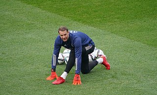 Abschlusstraining der Nationalmannschaft: Torwart Manuel Neuer macht sich warm. - Foto: Marcus Brandt/dpa