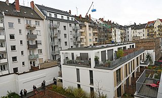 Blick von der Dachgeschosswohnung in der Mainzer Neustadt auf einen Neubau im Innenhof. - Foto: Peter Zschunke/dpa-Zentralbild/dpa