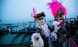Kostümierte Menschen feiern Karneval in Venedig - in diesem Jahr hybrid. - Foto: Jin Yu/XinHua/dpa/Archiv