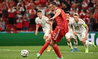 Russlands Artjom Dsjuba erzielt das Tor zum 1:2 per Elfmeter. - Jonathan Nackstrand/Pool AFP/AP/dpa