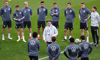 Fordert von der Mannschaft gegen Nordmazedonien voll Konzentration: Bundestrainer Joachim Löw. - Foto: Stefan Constantin/dpa