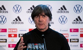 Stand in Frankfurt Rede und Antwort: (Noch)-Bundestrainer Joachim Löw. - Foto: Thomas Boecker/DFB/dpa