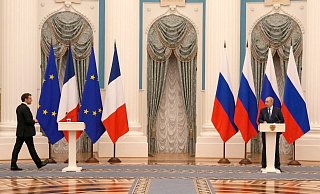 Frankreichs Präsident Emmanuel Macron (l) reiste zu einem Treffen mit seinem russischen Kollegen Wladimir Putin nach Moskau. - Foto: Thibault Camus/Pool AP/dpa
