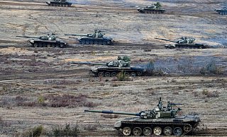 Russische Panzer fahren während einer Militärübungen auf einem Feld in Belarus. - Foto: Alexander Zemlianichenko Jr/AP/dpa