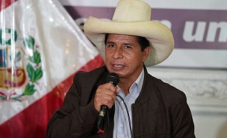 Pedro Castillo spricht auf einer Pressekonferenz in seiner Wahlkampfzentrale. - Foto: Martin Mejia/AP/dpa