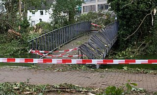 Die Fußgängerbrücke in Paderborn ist unpassierbar. - Foto: Friso Gentsch/dpa