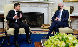 US-Präsident Joe Biden (r) und Wolodymyr Oleksandrowytsch Selenskyj, Präsident der Ukraine, während eines Gespräches im Oval Office. - Foto: Evan Vucci/AP/dpa
