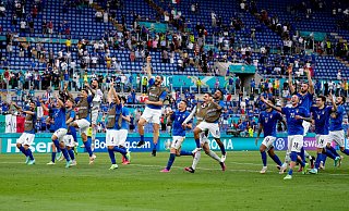 Die italienischen Spieler feiern ihren 1:0-Sieg nach dem Spiel mit den Fans auf der Tribüne. - Alessandra Tarantino/AP Pool/dpa