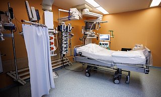 Ein Intensivbett in einer Klinik in München. - Foto: Matthias Balk/dpa