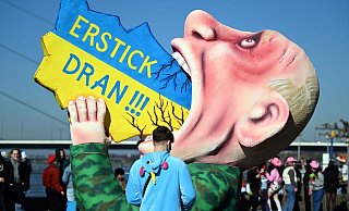 Der Düsseldorfer Motivwagen mit der überlebensgroßen Karikatur des russischen Präsidenten Putin, der die Ukraine schluckt. - Foto: Federico Gambarini/dpa