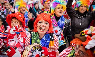 Vom ganzen Herzen singen Jecken zum Karnevalsauftakt auf dem Kölner Heumarkt. - Foto: Rolf Vennenbernd/dpa
