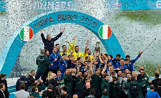 Italiens Spieler feiern nach dem Spiel mit dem Pokal die Europameisterschaft. - Christian Charisius/dpa