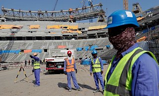Bauarbeiter arbeiten am Lusail-Stadion, einem der Stadien der WM 2022. - Foto: Hassan Ammar/AP/dpa