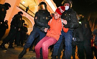Die Polizei in St. Petersburg nimmt einen Demonstranten während einer Aktion gegen Russlands Invasion in die Ukraine fest. - Foto: Dmitri Lovetsky/AP/dpa