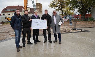 Grundsteinledung mit Bürgermeisterin: Stephan Müller mit einen Söhnen und dem Architekten Volker Steinmeier. - Gerald Dunkel