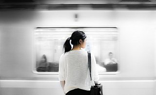 Mehr Sicherheit für alleinreisende Frauen (Symbolfoto) fordern zwei Frauen aus Bad Oeynhausen. - Pixabay
