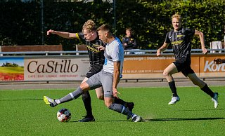 SC Bielefelds Sead Aganovic (vorn) traf zum zwischenzeitlichen 3:2 gegen den FC Kaunitz II. Foto: Andreas Zobe - Andreas Zobe