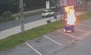 6 Uhr früh: Nachdem das Feuer lange im Altpapier geschwelt hatte, steht der Container nun in vollen Flammen. Ein Autofahrer hatte den Container zum Glück kurz vorher vom Gebäude weggeschoben. - NW