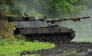 Eine deutsche Panzerhaubitze 2000 der ukrainischen Armee steht an der Frontlinie in der Nähe von Bachmut. - Efrem Lukatsky/AP/dpa