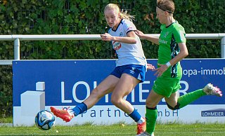 Arminias Marie Bärenwaldt (l.) legte bei Deutz 05 die Führung zum 1:0 für Jocelyn Hampel auf. - Andreas Zobe