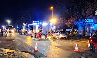 Zu gleich sechs Einsätzen mussten die Einsatzkräfte der Freiwilligen Feuerwehr in der Silvesternacht ausrücken, hier an die Straße Am Pulverbach. - Feuerwehr Steinhagen