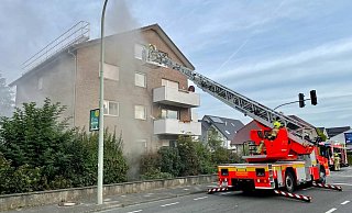 In einer Tiefgarage eines Mehrfamilienhauses standen drei Personenwagen in Flammen, fünf weitere wurden erheblich beschädigt. - Ralph Meyer