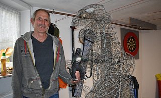 Der Beverunger Frank Lippold mit dem großen und dem kleinen Godzilla. - Svenja Ludwig