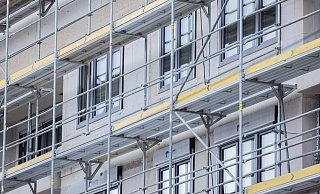 Der Wohnungsbau in Deutschland stockt seit längerem. Das Ifo-Institut schätzt, dass 2024 lediglich 225.000 Wohnungen fertig gestellt werden nach geschätzt 270.000 im vergangenen Jahr. - Rolf Vennenbernd/dpa
