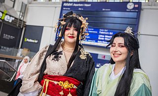 Ann-Kristin Puls (l.) und ihre Freundin sind von Bielefeld aus auf dem Weg zu einer Cosplay-Messe. Ihr Zug ist ausgefallen, darum nehmen sie eine spätere Verbindung. - Mike-Dennis Mller Ann-Kristin Puls (l.) und ihre Freundin sind von Bielefeld aus auf dem Weg zu einer Cosplay-Messe. Ihr Zug ist ausgefallen, darum nehmen sie eine spätere Verbindung. - Mike-Dennis Mller