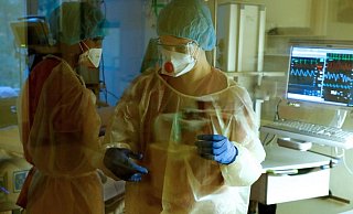 Hält die Impfung nicht, was allgemein versprochen wird? Ein einfacher Blick auf die städtischen Zahlen sät scheinbar Zweifel. - Reuters (Symbolbild Krankenhaus / Corona-Pandemie), Archiv