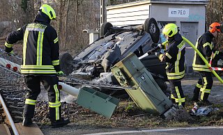 Abtransport der Schranke: Die Fahrerin des Unfallwagens hatte unter anderem auch die Fußgängerschranke am Bahnübergang erwischt. Foto: Elke Niedringhaus-Haasper - Elke Niedringhaus-Haasper