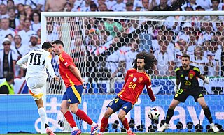 Handelfmeter oder nicht? Marc Cucurella überlässt die Antwort lieber dem Schiedsrichtergespann. - Tom Weller/dpa