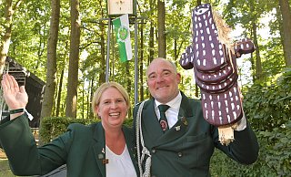 Silke Rehpöhler und Jo Brambach sind das neue Königspaar der Gütersloher Stadtschützen. - sport/presse/foto Dünhölter Silke Rehpöhler und Jo Brambach sind das neue Königspaar der Gütersloher Stadtschützen. - sport/presse/foto Dünhölter