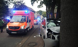 Bei dem schweren Verkehrsunfall im Weher Ortskern wurden drei Senioren aus Rahden schwer verletzt. Der Toyota war gegen eine Eiche geprallt. - Joern Spreen-Ledebur