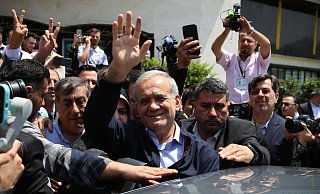 Massud Peseschkian (M) hat den Hardliner Said Dschalili hinter sich gelassen. - Rouzbeh Fouladi/ZUMA Press Wire/dpa