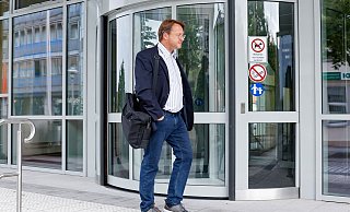 Der neue Landrat von Sonneberg, Robert Sesselmann (AfD), betritt zu seinem Amtsantritt das Landratsamt. - Daniel Löb/dpa