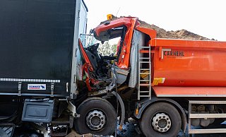 Bei dem Unfall ist der Fahrer des Muldenkippers schwer verletzt worden. - Feuerwehr Porta/Michael Horst