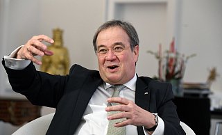 In seinem Büro in der Düsseldorfer Staatskanzlei sprach NRW-Ministerpräsident Armin Laschet über die politischen Themen. Im Hintergrund ist eine Statue von Kaiser Karl zu sehen. - Sepp Spiegl